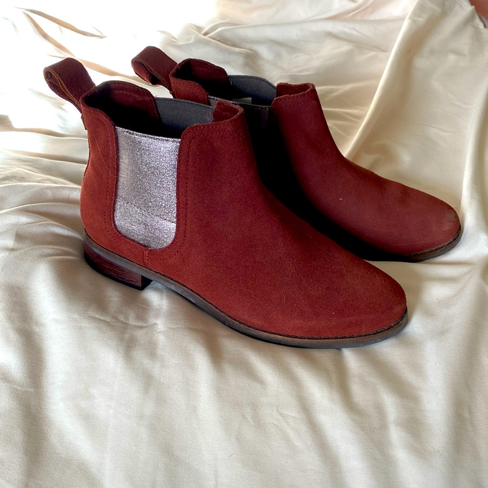 Tom’s Burgundy Chelsea Boots